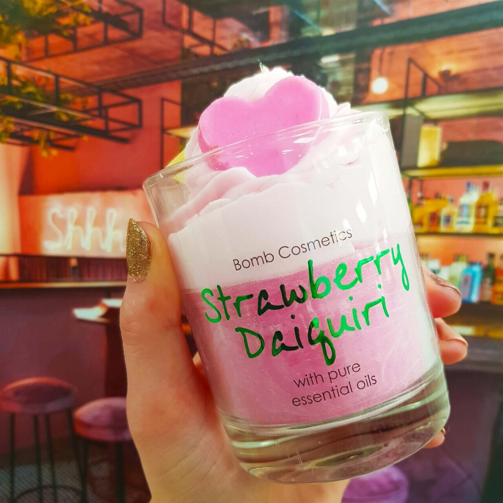 Lumanare Parfumata Strawberry Daiquiri Bomb Cosmetics - imagine 5