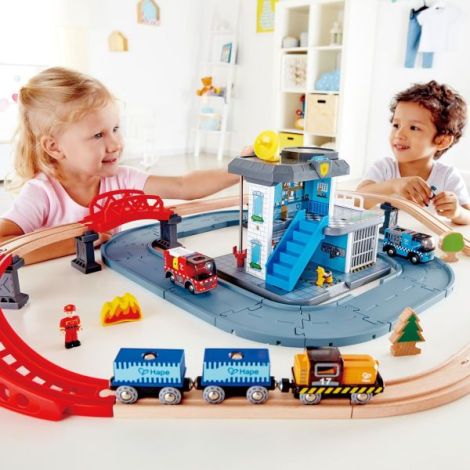 Hape Set Tren + Urgențe 55 piese - Jucarie Lemn - imagine 2