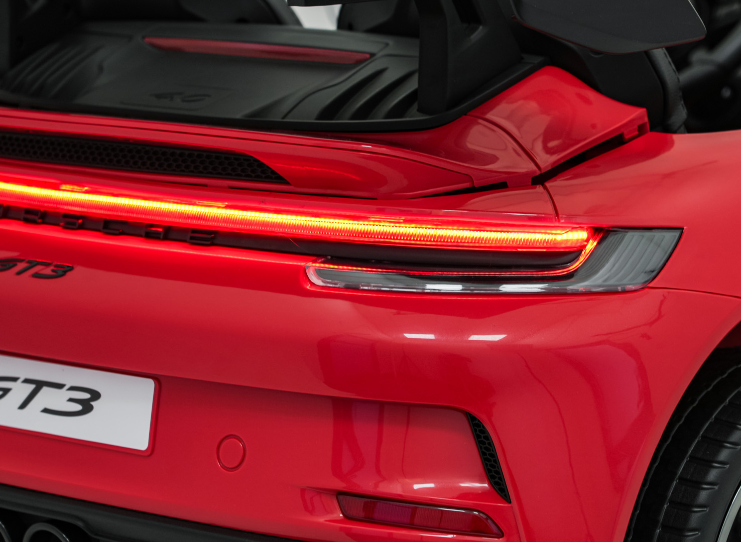 Masinuta electrica pentru copii cu 2 locuri PORSCHE 911 GT3 XXL 24V 800W 4x4, roti EVA, scaun piele, telecomanda parentala, Rosu - Autokids.ro - imagine 3