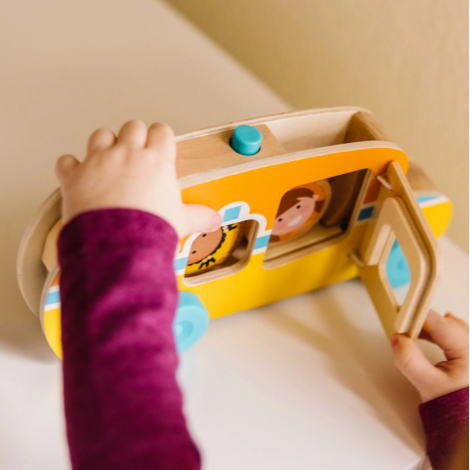 Autobuz lemn Melissa & Doug cu accesorii - imagine 5