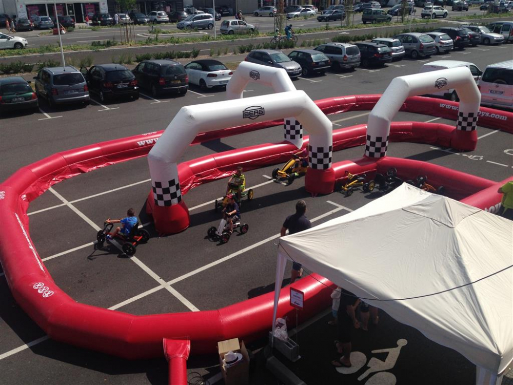 Circuit Gonflabil Kart Berg Toys, 17x8 m - imagine 3