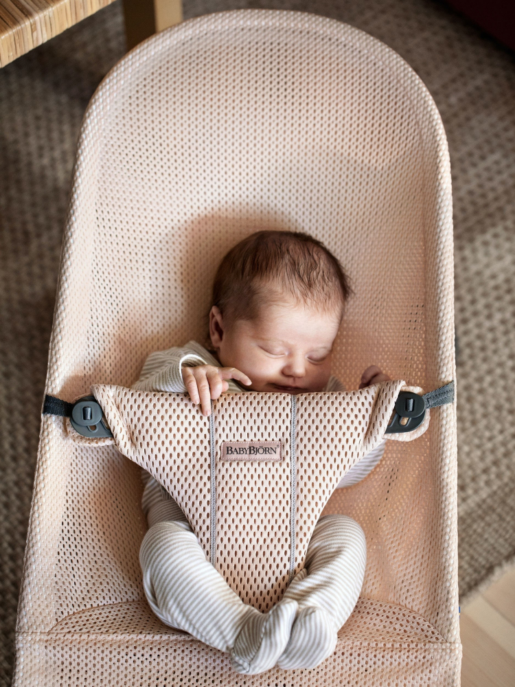 BabyBjorn Bliss Pearly Pink - Balansoar Ergonomic