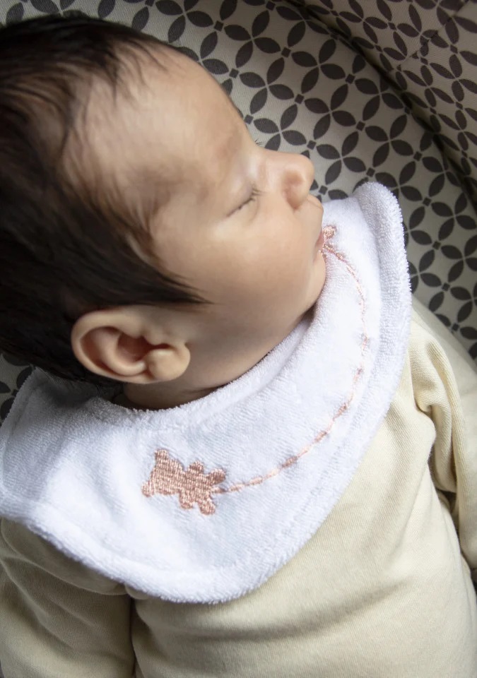 Baveta BabyJem Teddy Alb cu broderie elegantă