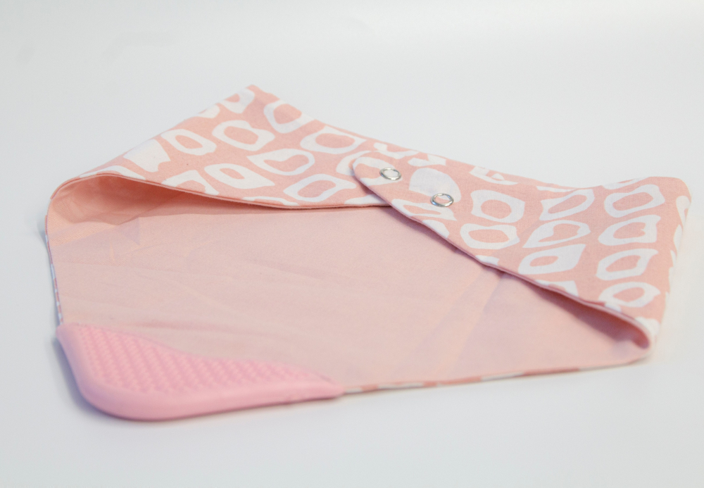 Baveta Bandana BabyJem Rose cu Jucărie Dentitie