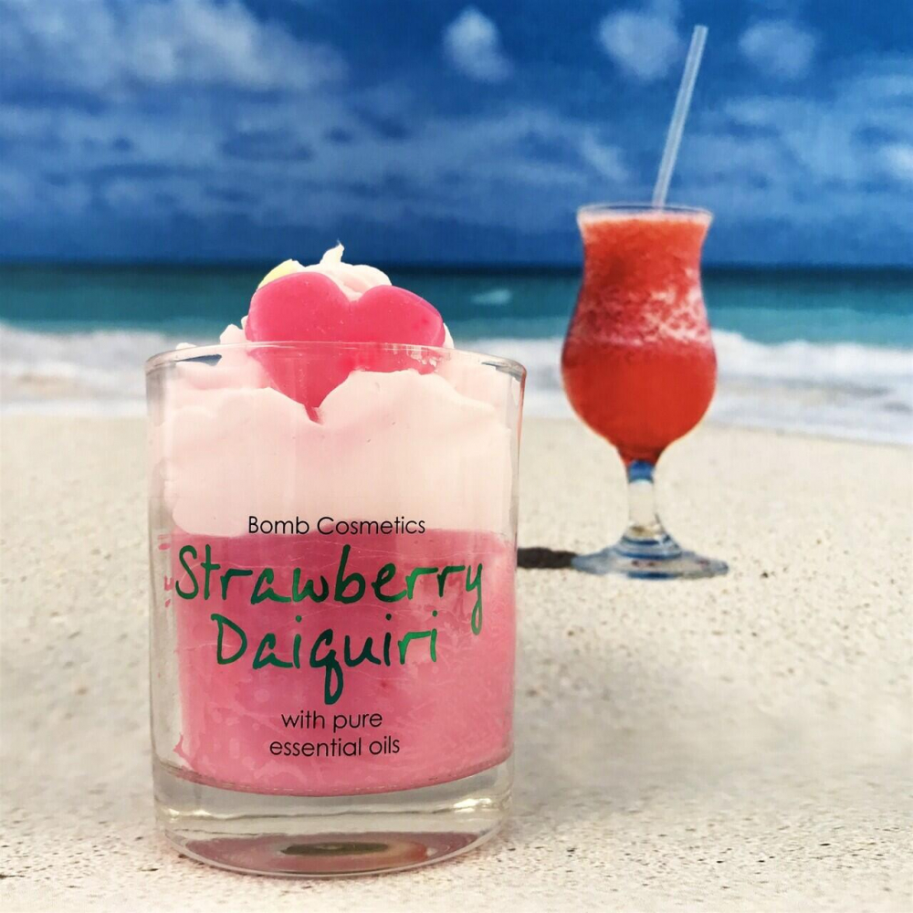 Lumanare Parfumata Strawberry Daiquiri Bomb Cosmetics - imagine 2