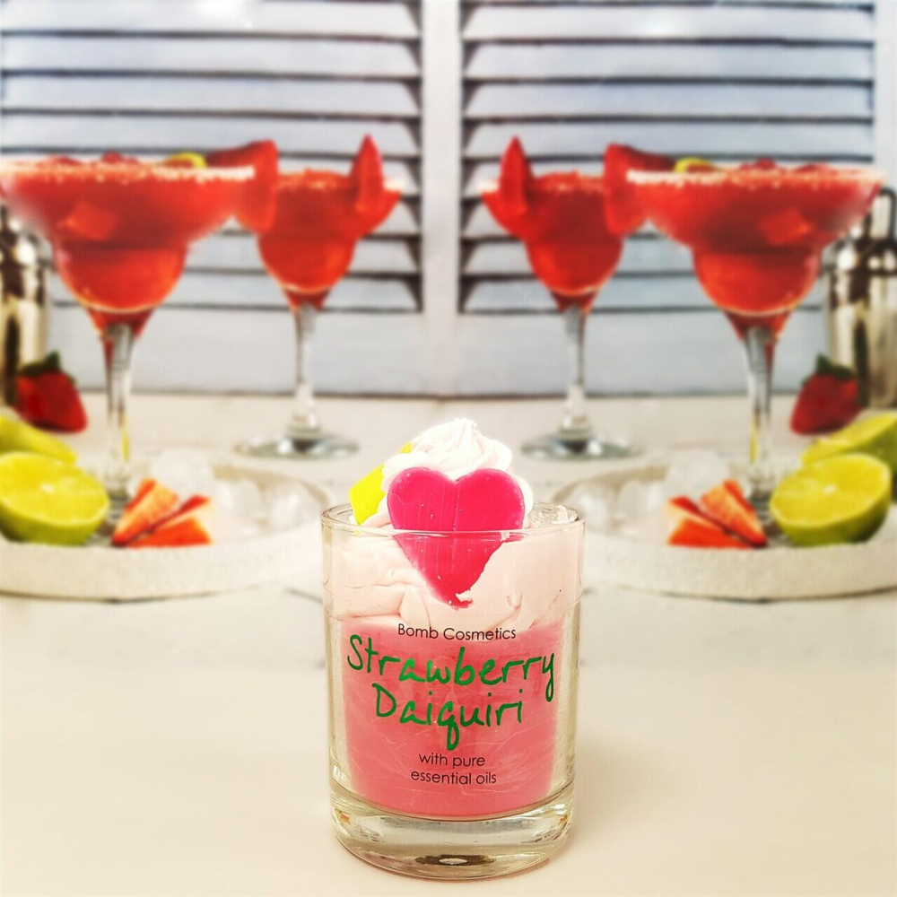 Lumanare Parfumata Strawberry Daiquiri Bomb Cosmetics - imagine 4