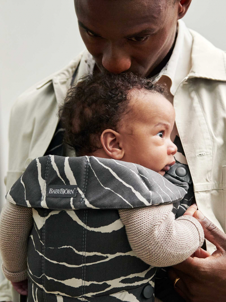 Marsupiu BabyBjorn Mini Anthracite, ediție limitată - imagine 4