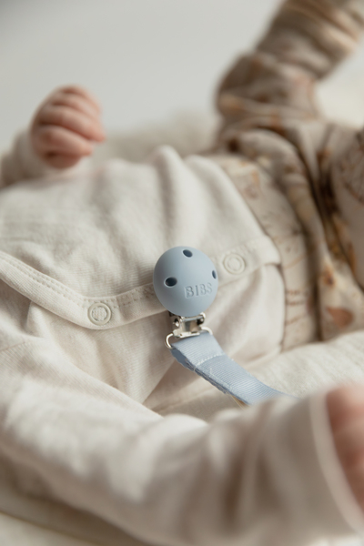 Lanțișor Clip Bibs Ribbon Dusty Blue, Prindere Sigură