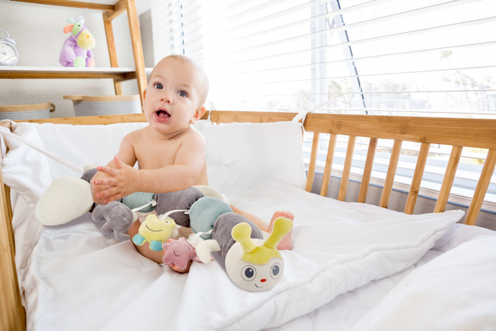 Protecție laterală BabyJem Caterpillar cu jucării